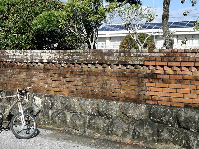 岸本小学校のイギリス積みと三匹の子豚