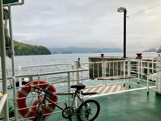 小雨の渡船、浦戸湾
