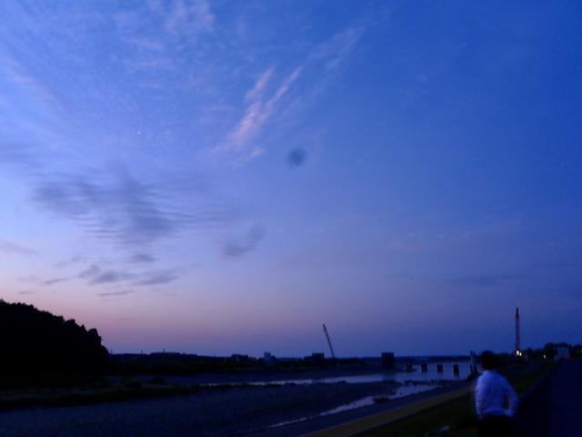 空を見上げる