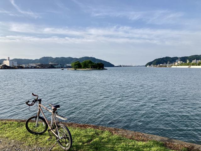 静かな浦戸湾と賑やかな浦戸湾