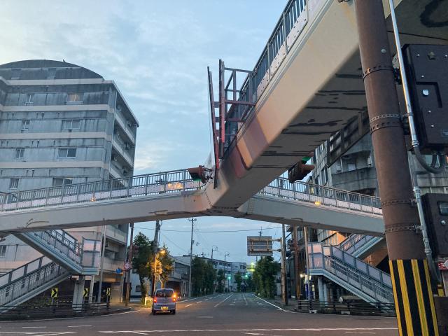 歩道橋の形状と「山内」のルーツ地形