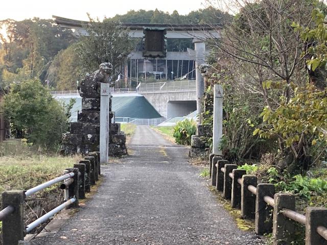 波川駅から月田上神社を見る