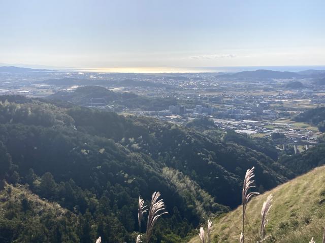 斉藤牧場から奥谷南遺跡を見る