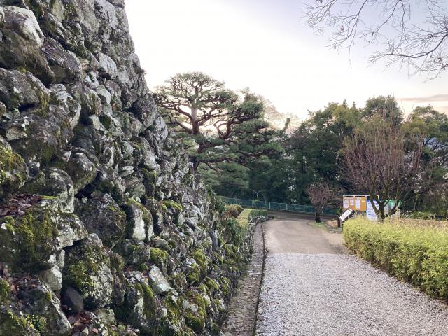 伝御台所屋敷跡と動物園と石垣