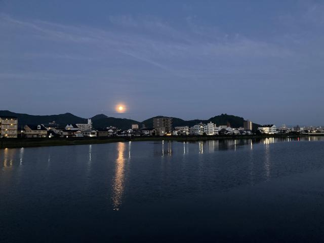鷲尾山脈に沈む月