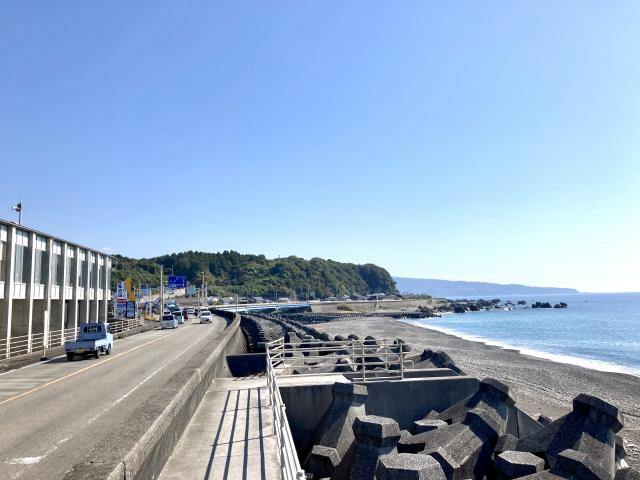 更新世段丘の隆起と空と海