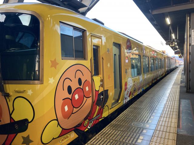 やった。アンパンマン列車だ。