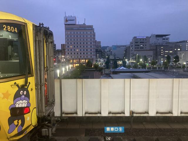 アンパンマン列車と貨物列車